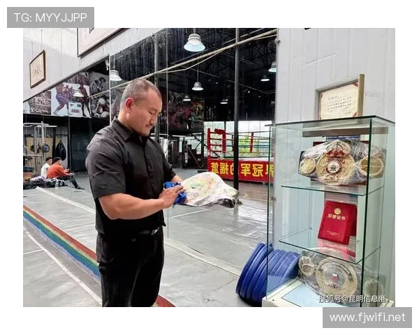 徐灿训练完直接去菜市场砍价，拳台上下反差太大了